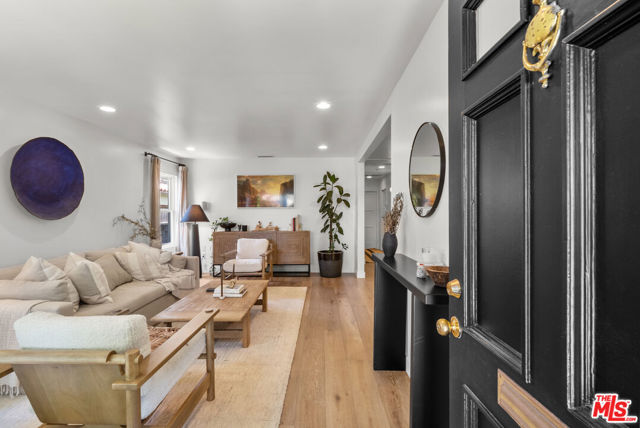 3775 Ashwood Avenue, Los Angeles CA: https://media.crmls.org/mediaz/2505f53f-10ad-49c6-90f0-c3756f75aaf6.jpg
