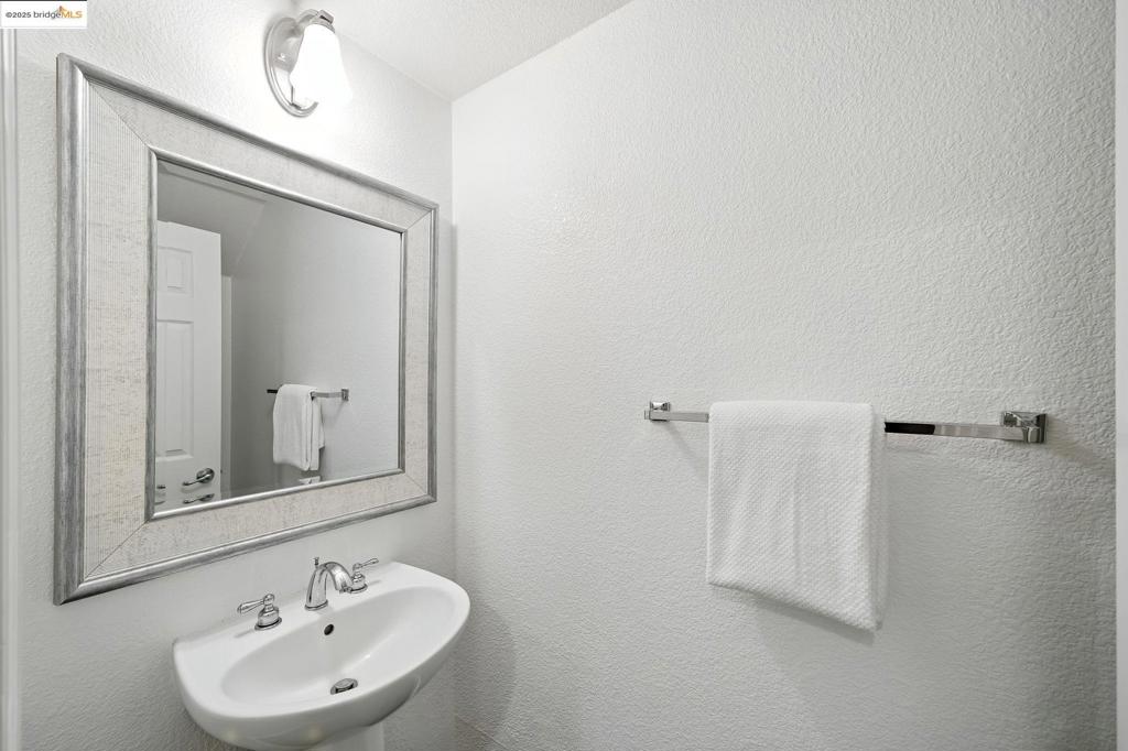 https://media.crmls.org/mediaz/25060372-59d8-46f4-b2b9-d28c62df4109.jpg?preset=X-Large