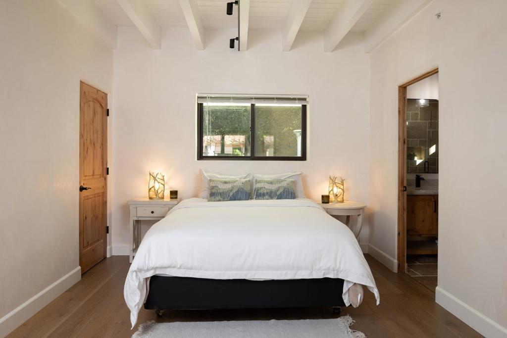https://media.crmls.org/mediaz/250701e8-a284-4d12-a3e2-4533be1b44f2.jpg?preset=X-Large