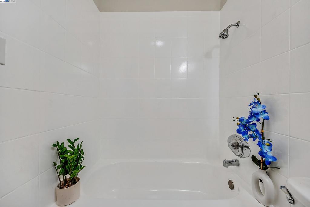 https://media.crmls.org/mediaz/25070c74-d9f5-4a61-bfcf-532f8792814e.jpg?preset=X-Large