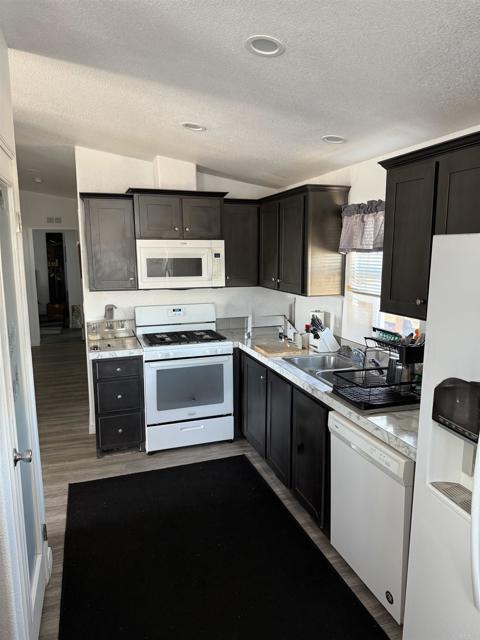 2950 Iris Avenue, San Diego CA: https://media.crmls.org/mediaz/250779fc-9903-47f4-948c-e4219dc5f28e.jpg