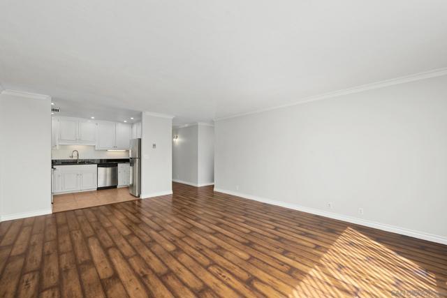7811 Eads Ave, La Jolla CA: https://media.crmls.org/mediaz/2507c1fc-3e9f-4bfc-b95b-b73b9ee26528.jpg