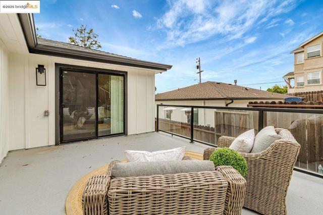 7900 Michigan Ave, Oakland CA: https://media.crmls.org/mediaz/2509402a-c0f6-4994-81b5-37c8239fa351.jpg