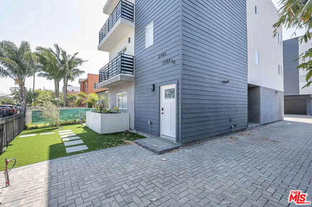 2103 S Burnside Avenue, Los Angeles CA: https://media.crmls.org/mediaz/250a4de0-e92e-425b-833a-18273651ef80.jpg