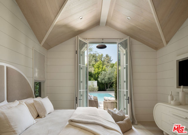 127 S Burlingame Avenue, Los Angeles CA: https://media.crmls.org/mediaz/250a5c53-c6a2-4321-9e7e-ca55eb99aede.jpg