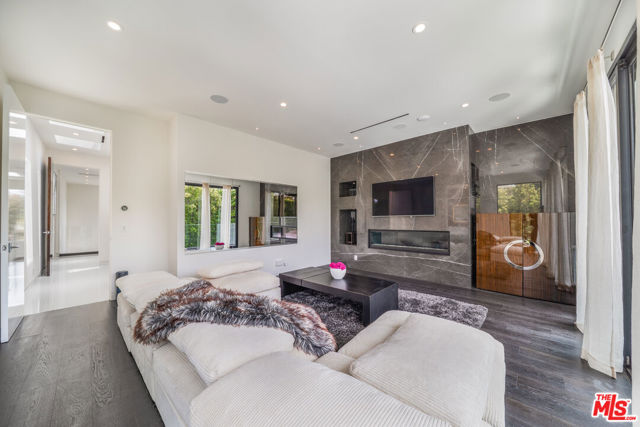 511 N Rexford Drive, Beverly Hills CA: https://media.crmls.org/mediaz/250adc84-7d2f-4ed8-95af-d5f067f3908b.jpg