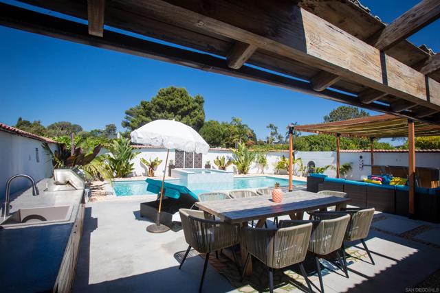 1047 Highland Dr, Del Mar CA: https://media.crmls.org/mediaz/250b430a-ebea-4f4f-a993-c557157ad1d2.jpg