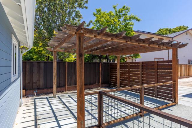 616 Redwood Ave, Redwood City CA: https://media.crmls.org/mediaz/250b5923-09be-4f80-a7c2-6d7f944318c4.jpg