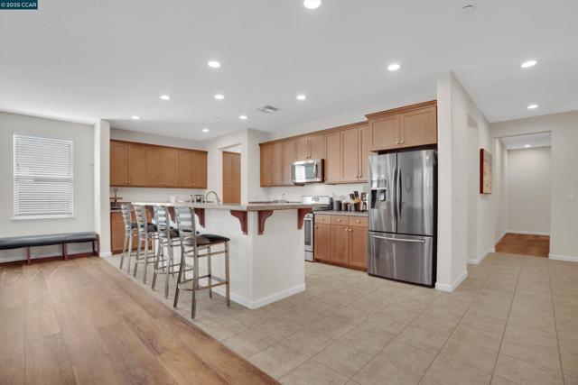 8275 Brookhaven Cir, Discovery Bay CA: https://media.crmls.org/mediaz/250bc17a-236d-4581-96d5-07748665b666.jpg
