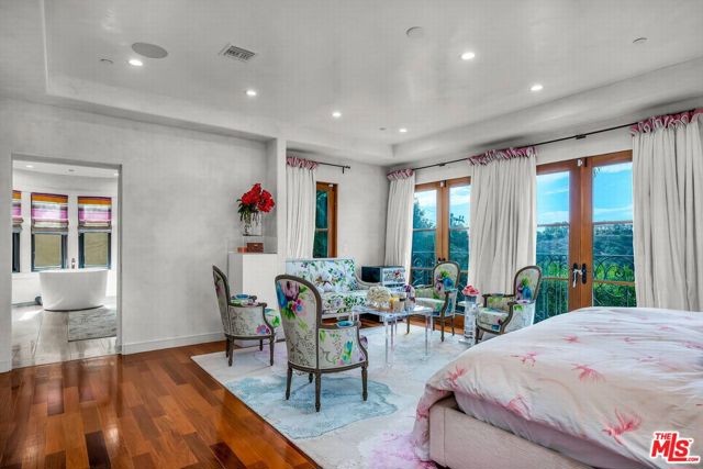 3110 Benedict Canyon Drive, Beverly Hills CA: https://media.crmls.org/mediaz/250bf0ef-9d42-46d0-aa47-e5668f36534e.jpg