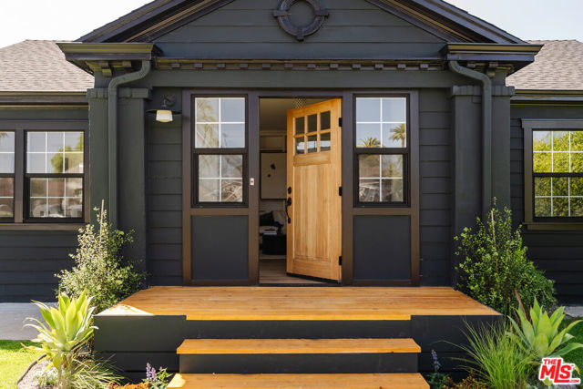 2709 S Harcourt Avenue, Los Angeles CA: https://media.crmls.org/mediaz/250c3005-162e-488b-9fd2-a3b58f4b580e.jpg