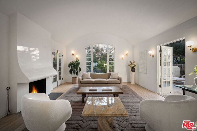 950 N Holliston Avenue, Pasadena CA: https://media.crmls.org/mediaz/250c7904-ac95-422a-b45d-c4bf8849e16a.jpg