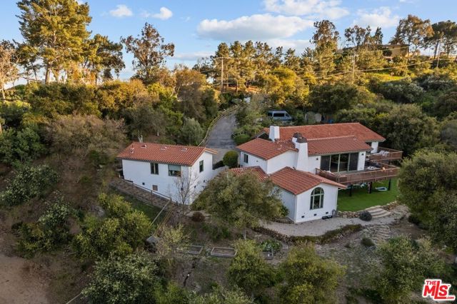 2373 Tuna Canyon Road, Topanga CA: https://media.crmls.org/mediaz/250d2d62-ca27-4ad5-adc4-18639b697318.jpg
