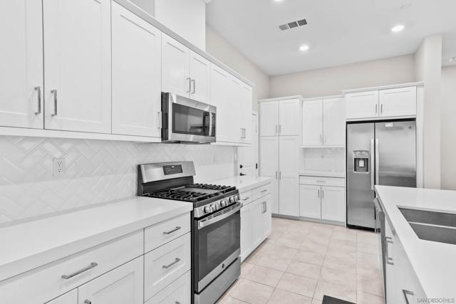 2098 Bluestone Cir, Chula Vista CA: https://media.crmls.org/mediaz/250da918-374e-420a-8fa6-b2999d8d4cfc.jpg