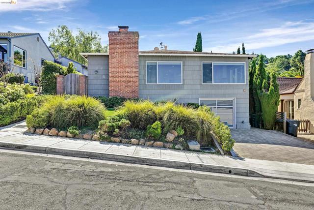 1424 Sunnyslope Ave, Belmont CA: https://media.crmls.org/mediaz/250e1821-3c2a-4c02-a732-16e55441e79f.jpg