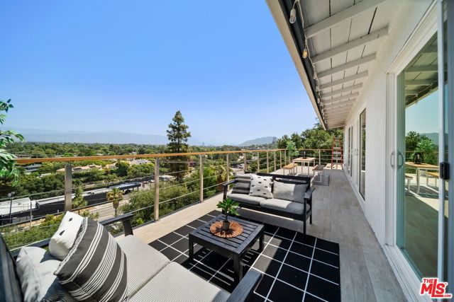 11689 Picturesque Drive, Studio City CA: https://media.crmls.org/mediaz/250e20b7-cafa-43d4-9683-69ad47b5d602.jpg