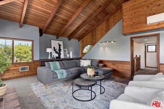 3201 Maplewood Avenue, Los Angeles CA: https://media.crmls.org/mediaz/250f0c20-e0fa-474f-aa23-b95559fed086.jpg