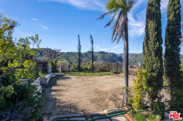 16780 Monte Hermoso Drive, Pacific Palisades CA: https://media.crmls.org/mediaz/250f3d76-2c35-4bdd-81d7-c42c6e7fdd6f.jpg