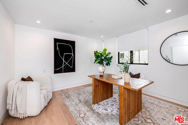 1620 Electric Avenue, Venice CA: https://media.crmls.org/mediaz/250fee75-9af9-4c6a-b5ad-2209c459bcc8.jpg