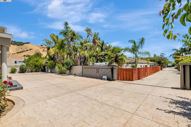 190 Pickering Ave, Fremont CA: https://media.crmls.org/mediaz/25101b65-059e-40ff-8519-f599be37c45c.jpg