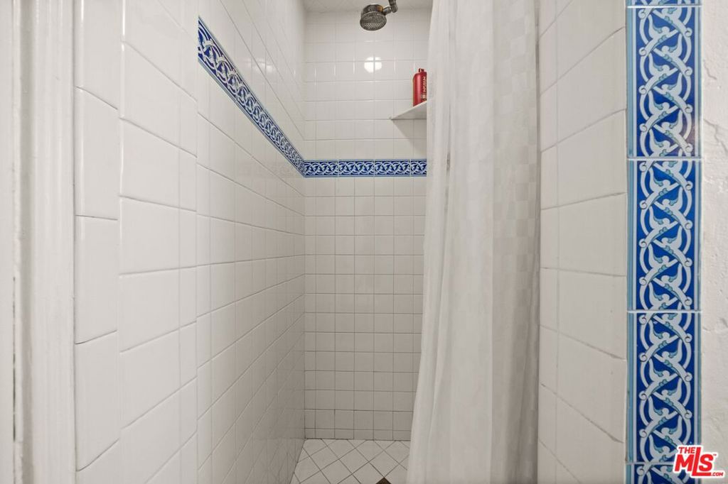 https://media.crmls.org/mediaz/251065d5-42f3-449f-8984-b817a694ce17.jpg?preset=X-Large