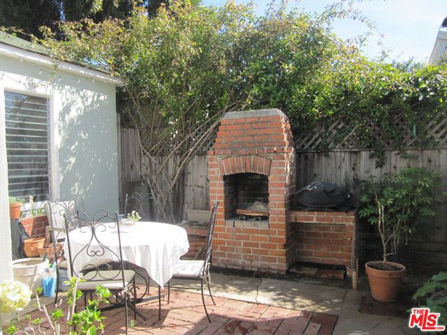 1301 Stanford St, Santa Monica CA: https://media.crmls.org/mediaz/25106b69-6926-4e18-bdc2-1ec5819f5731.jpg