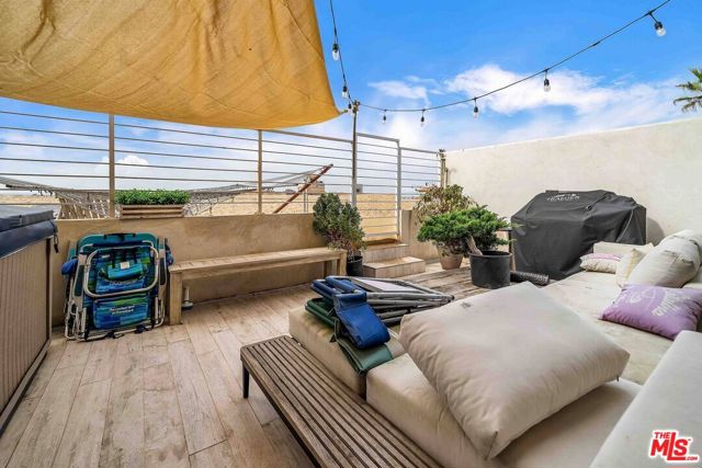 6955 Trolleyway, Playa del Rey CA: https://media.crmls.org/mediaz/2510e82a-1997-46bc-b747-4557cb9999d0.jpg