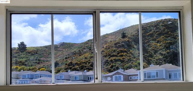386 Bay Ridge Drive, Daly City CA: https://media.crmls.org/mediaz/25112364-2e63-48d1-accb-29ef4828cd12.jpg