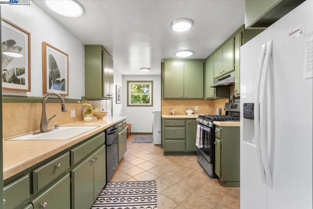 357 Melven Ct, San Leandro CA: https://media.crmls.org/mediaz/25113402-029d-4b23-95cf-dc1b14fa83a4.jpg