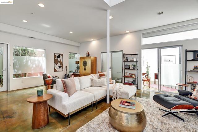 2709 10th St, Berkeley CA: https://media.crmls.org/mediaz/25135019-6bc2-47c4-a7e9-8e063e76a99e.jpg