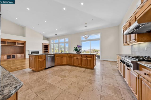3322 Ashbourne Cir, San Ramon CA: https://media.crmls.org/mediaz/251382be-f26d-46d9-a6d1-746a59be3182.jpg