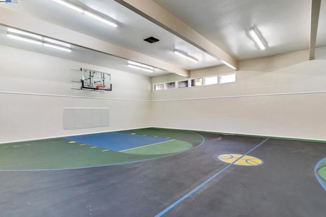 291 Tradewinds Dr, San Jose CA: https://media.crmls.org/mediaz/251389f9-4899-4888-8a85-212bee47202d.jpg