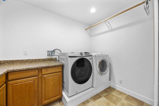 4149 Moselle Ct, Pleasanton CA: https://media.crmls.org/mediaz/2513d1b6-77cd-41a9-9302-3844ca72b6fb.jpg