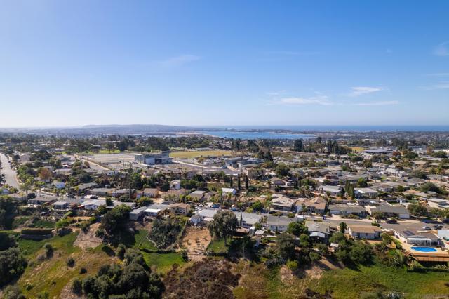 3833 Tomahawk Ln, San Diego CA: https://media.crmls.org/mediaz/251457f5-4e38-470c-9b45-df426ad118b7.jpg