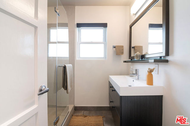 922 Garfield Avenue, Venice CA: https://media.crmls.org/mediaz/25155cd2-bd28-4ee3-a98a-a8f94c68601f.jpg