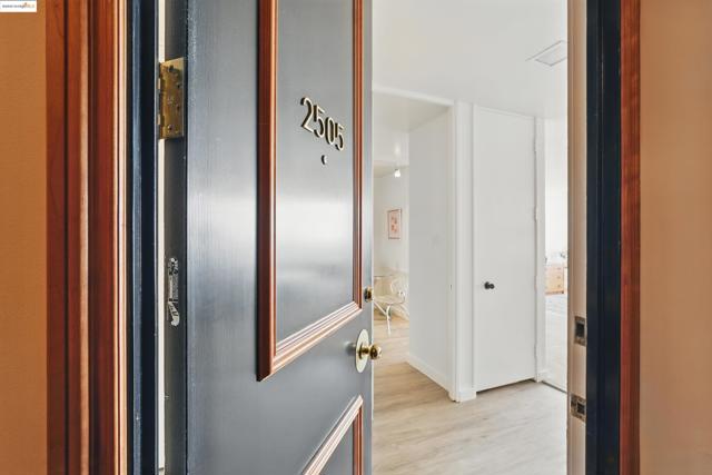 565 Bellevue Ave, Oakland CA: https://media.crmls.org/mediaz/2515913b-524e-458e-aece-256494428cf4.jpg