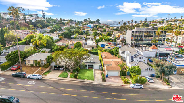 427 W Manchester Avenue, Playa del Rey CA: https://media.crmls.org/mediaz/2515b9ec-db75-42ea-a47d-901845bf5ad2.jpg