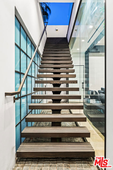 1346 Abbot Kinney Boulevard, Venice CA: https://media.crmls.org/mediaz/2515d496-f719-4a19-aa22-363a5c041669.jpg
