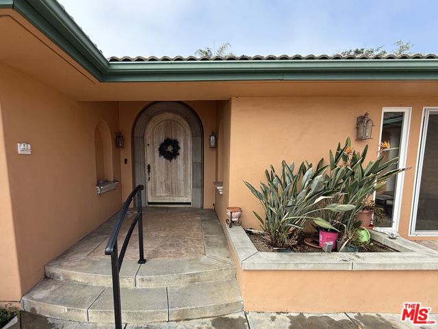 20776 Big Rock Drive, Malibu CA: https://media.crmls.org/mediaz/2518065e-772a-47f9-a147-152004e07046.jpg