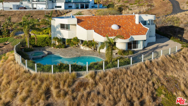 32215 Pacific Coast Highway, Malibu CA: https://media.crmls.org/mediaz/2518af60-e033-45de-abfb-88094a88be11.jpg