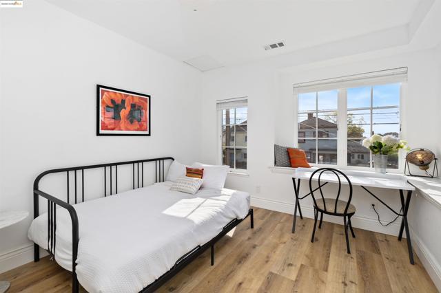 712 39Th St, Oakland CA: https://media.crmls.org/mediaz/25190684-ef36-42fa-a541-dd212979286a.jpg