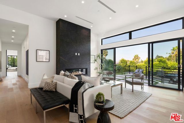 4637 Dunas Lane, Tarzana CA: https://media.crmls.org/mediaz/2519435e-b56f-4a3f-ba06-9d0a75eced3e.jpg