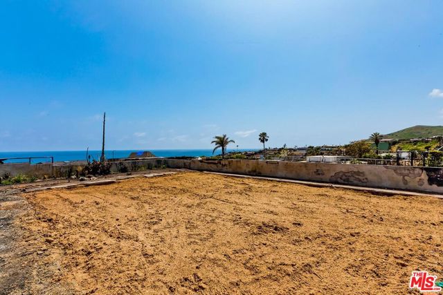 18208 Kingsport Drive, Malibu CA: https://media.crmls.org/mediaz/25197e4d-271c-426b-979f-7e20782802f3.jpg