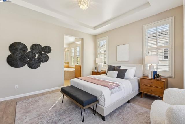 5 Cornelius Sq, Alameda CA: https://media.crmls.org/mediaz/251a4a86-9946-454e-9030-cd7ed263f084.jpg