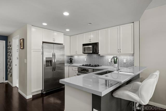 555 Front St, San Diego CA: https://media.crmls.org/mediaz/251a5209-e78a-47d1-af21-29c24672765d.jpg