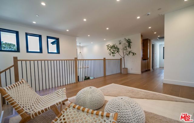 18938 Wells Drive, Tarzana CA: https://media.crmls.org/mediaz/251bf7b0-5cf6-4bd0-bc62-c9cd068ee60b.jpg