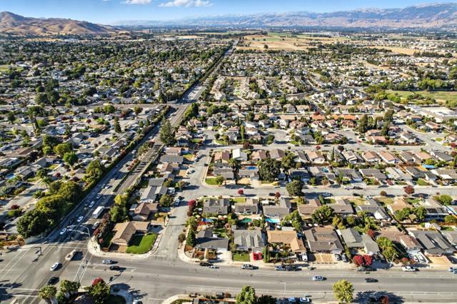 1297 Chesbro Way, Gilroy CA: https://media.crmls.org/mediaz/251c7941-86f0-4542-b8f7-862899f466b1.jpg
