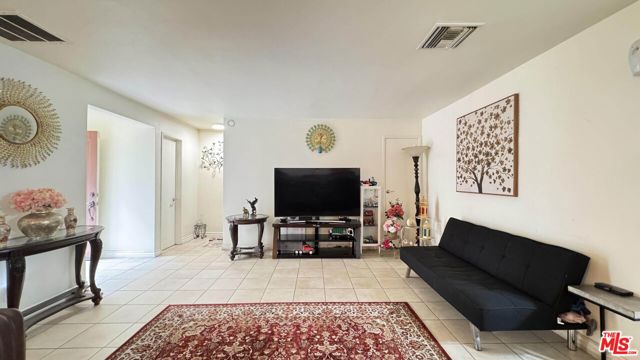 20159 Cohasset Street, Winnetka CA: https://media.crmls.org/mediaz/251cae71-bbcc-493b-a509-d58242f36f7c.jpg