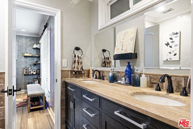 22450 Hatteras Street, Woodland Hills CA: https://media.crmls.org/mediaz/251debc3-b480-40ab-abd0-2eab5851b60a.jpg