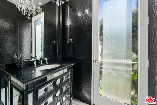 10023 Westwanda Drive, Beverly Hills CA: https://media.crmls.org/mediaz/251e3a92-7ec3-479b-8742-e88dad3c096c.jpg